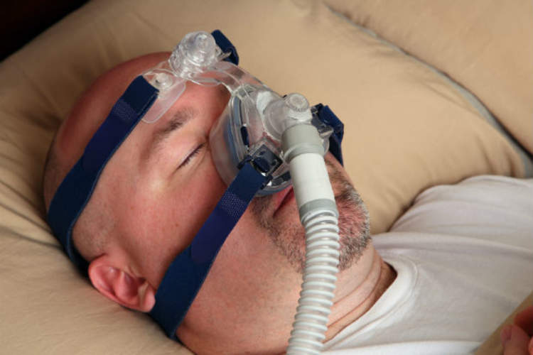 人穿着CPAP呼吸机