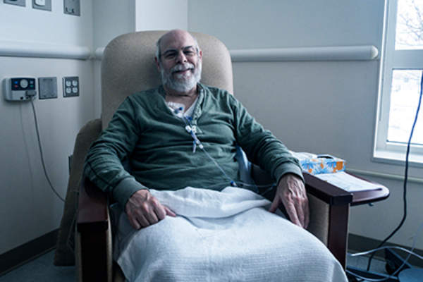 接受化疗的男子。