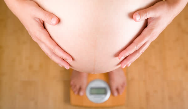 站在磅秤上的孕妇。