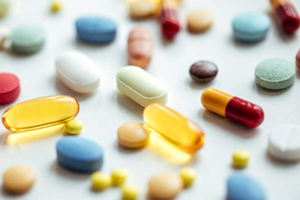 各种药丸和补品。