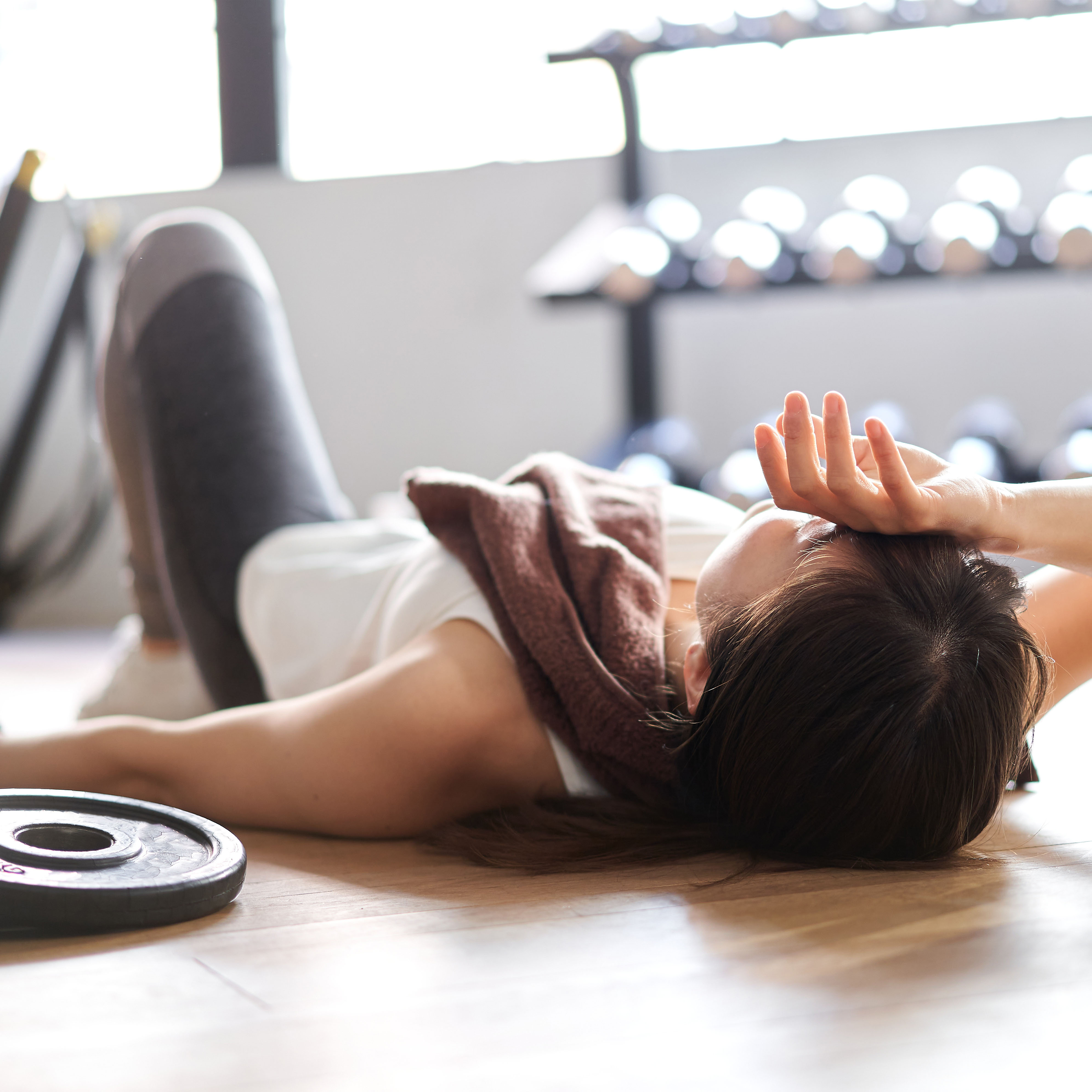 在锻炼期间筋疲力尽的女人