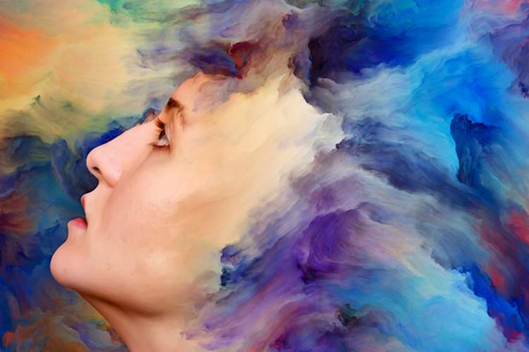 用颜色表示的精神和情感的流动的女人。