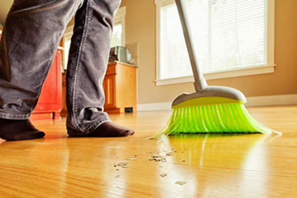 对实木地板用扫帚清扫人员混乱