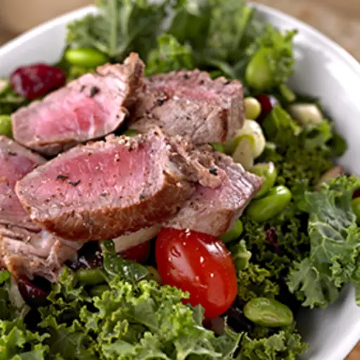 沙拉用烤牛肉的铁在更年期饮食中。