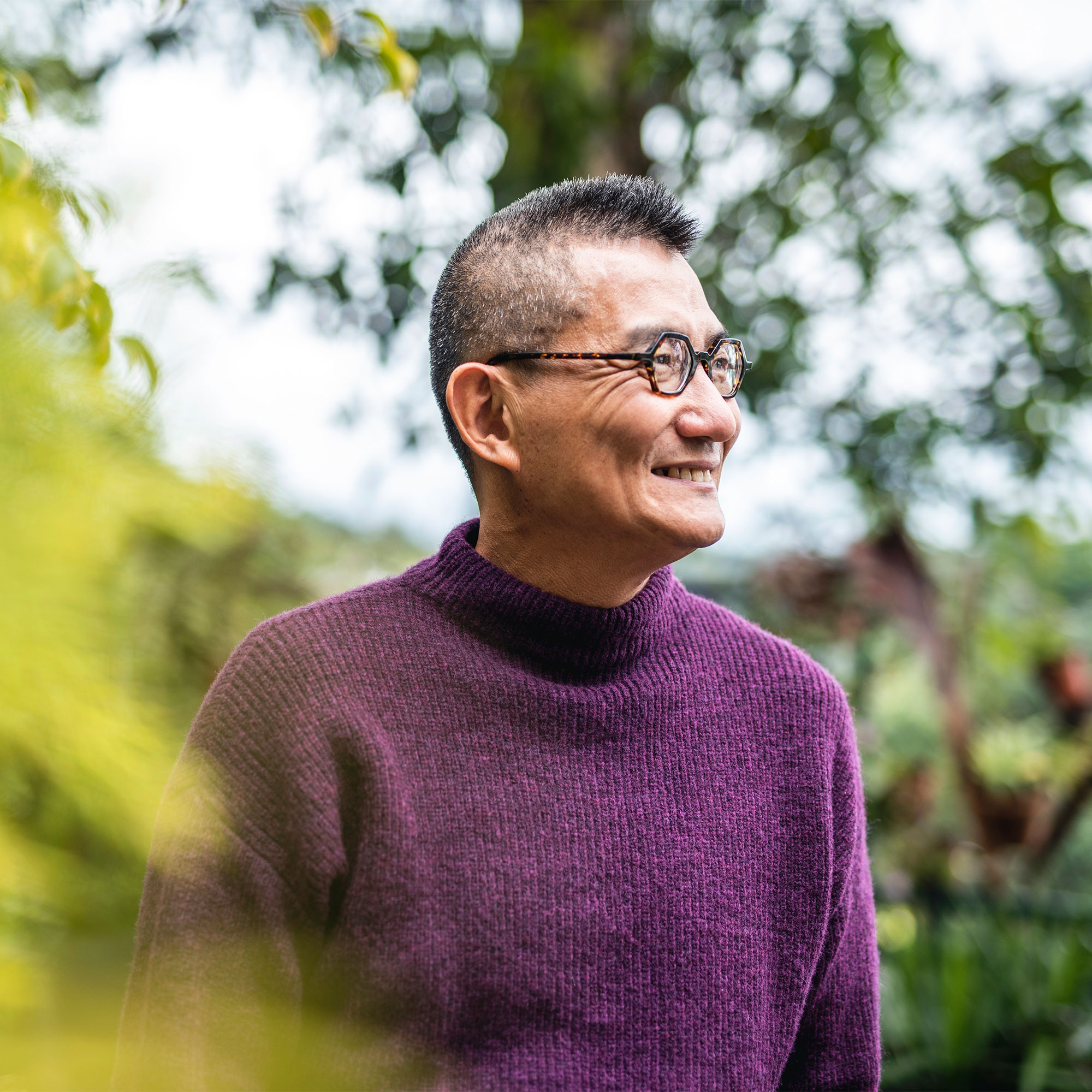 一个充满希望的人在外面散步