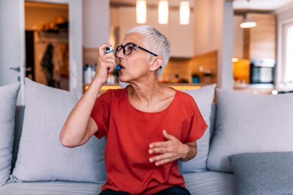使用吸入器在家高级女子