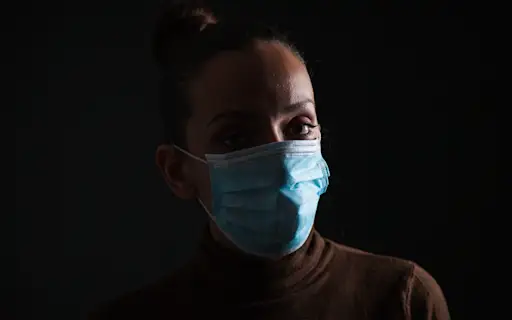 戴着外科口罩的妇女