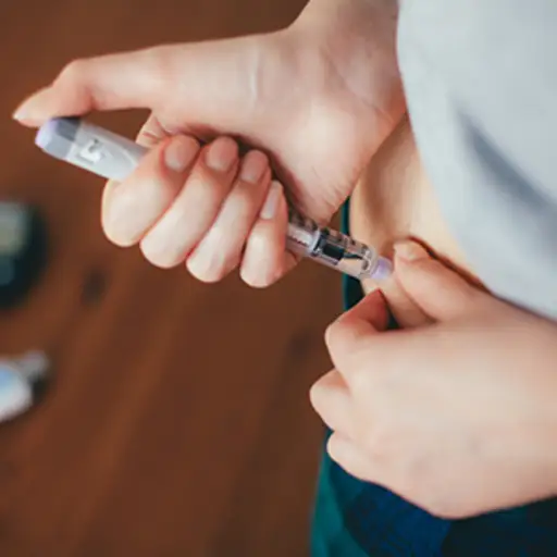 使用注射药物的妇女。