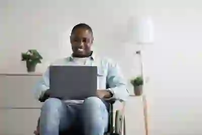 笔记本电脑坐在轮椅上