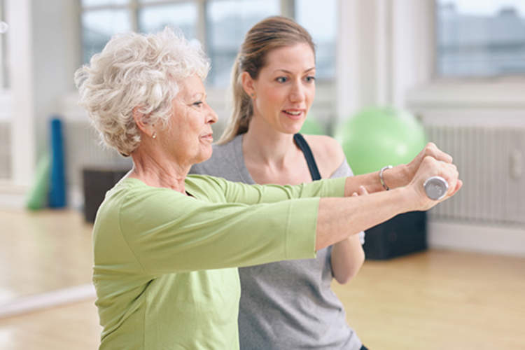 高级的女子与一个教练的工作了。