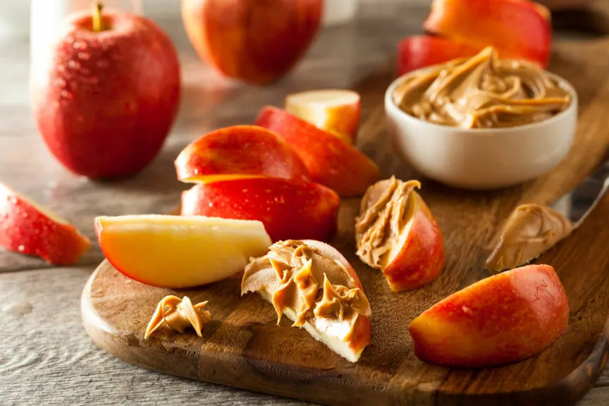 Pogled na jabuke i maslac od kikirikija