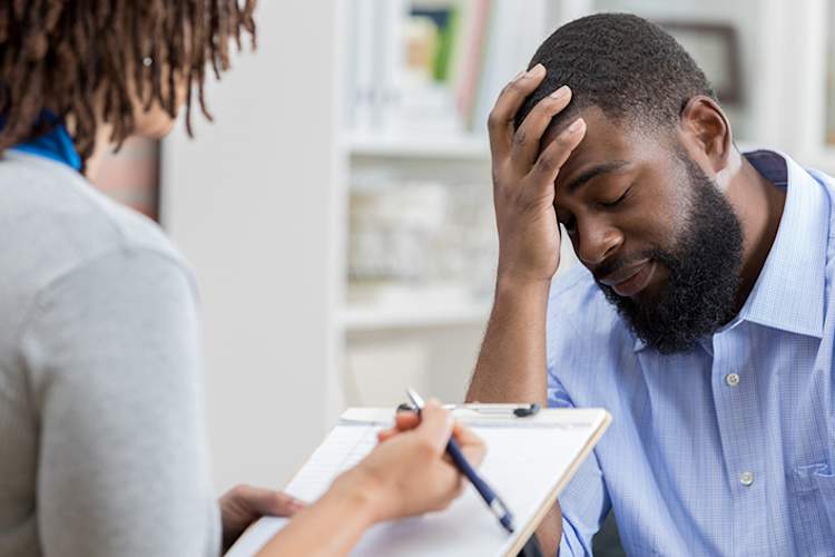 一个患有创伤后应激障碍的人在和心理医生谈话。