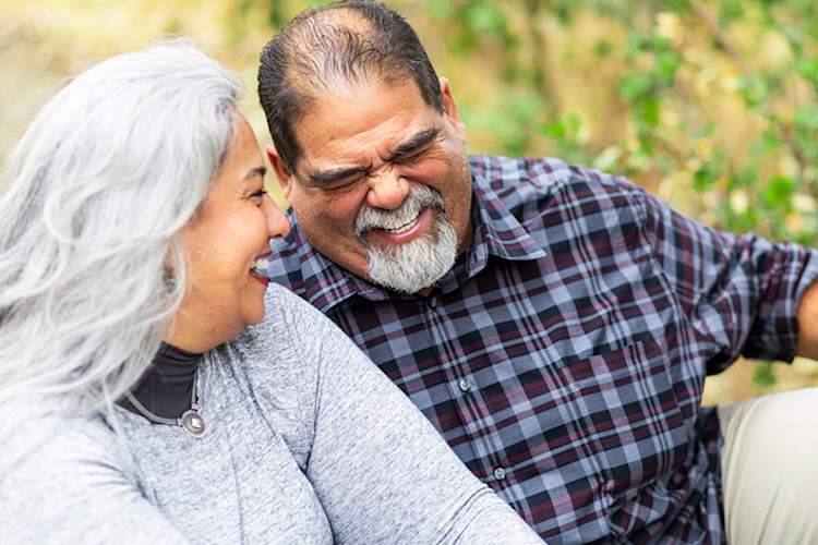 笑过重的男人和女人。