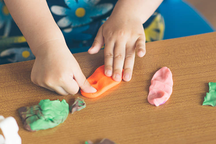 儿童塑造游戏面团。