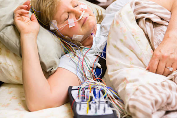 女性为睡眠研究而兴奋。