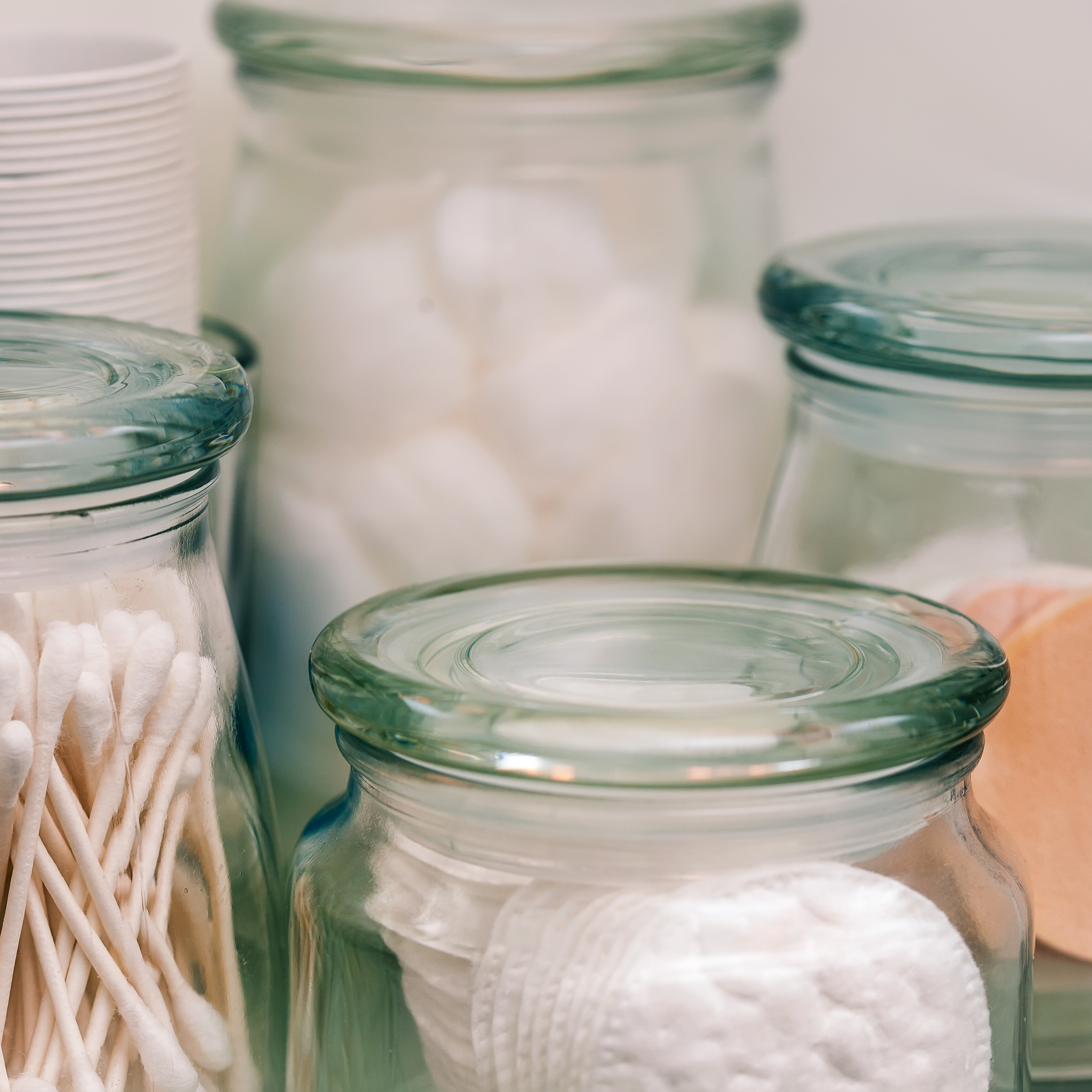 密封的玻璃罐中装有卸妆垫、棉签和棉球，以备储存。