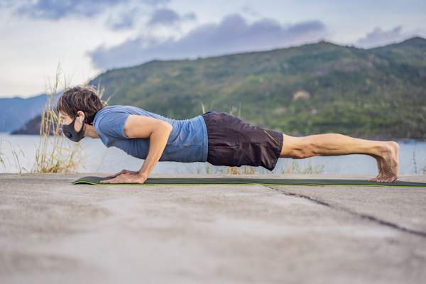 戴COVID-19口罩做瑜伽