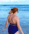中年女人穿着泳衣走进海洋