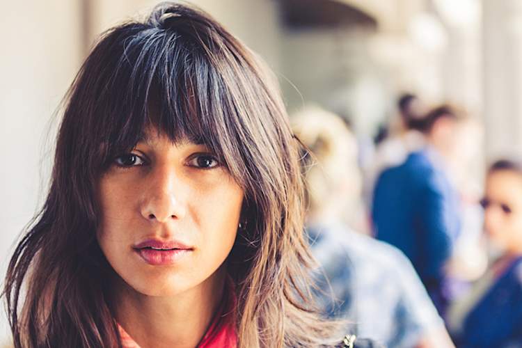 严重的年轻女子。