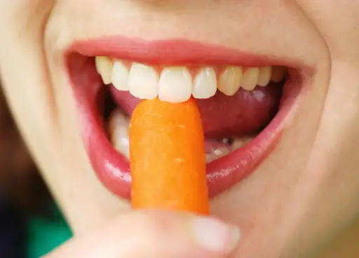 女人吃胡萝卜