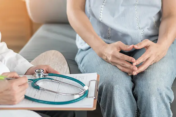 与填装医疗形式的医生的少妇会议。