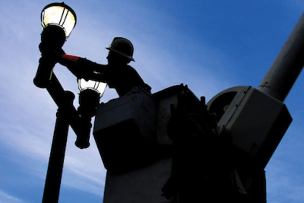修路灯的轮班工人