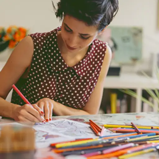 一个女人在一本成人涂色书里画画。