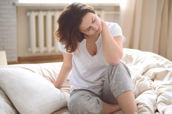 女人经历晨僵在她的脖子