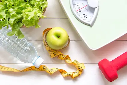 绿色苹果和体重秤，用新鲜蔬菜，清洁水和运动器材测量龙头。