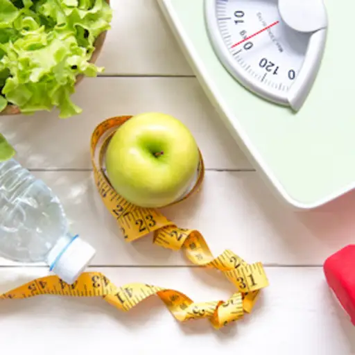 绿色苹果和体重秤，用新鲜蔬菜，清洁水和运动器材测量龙头。