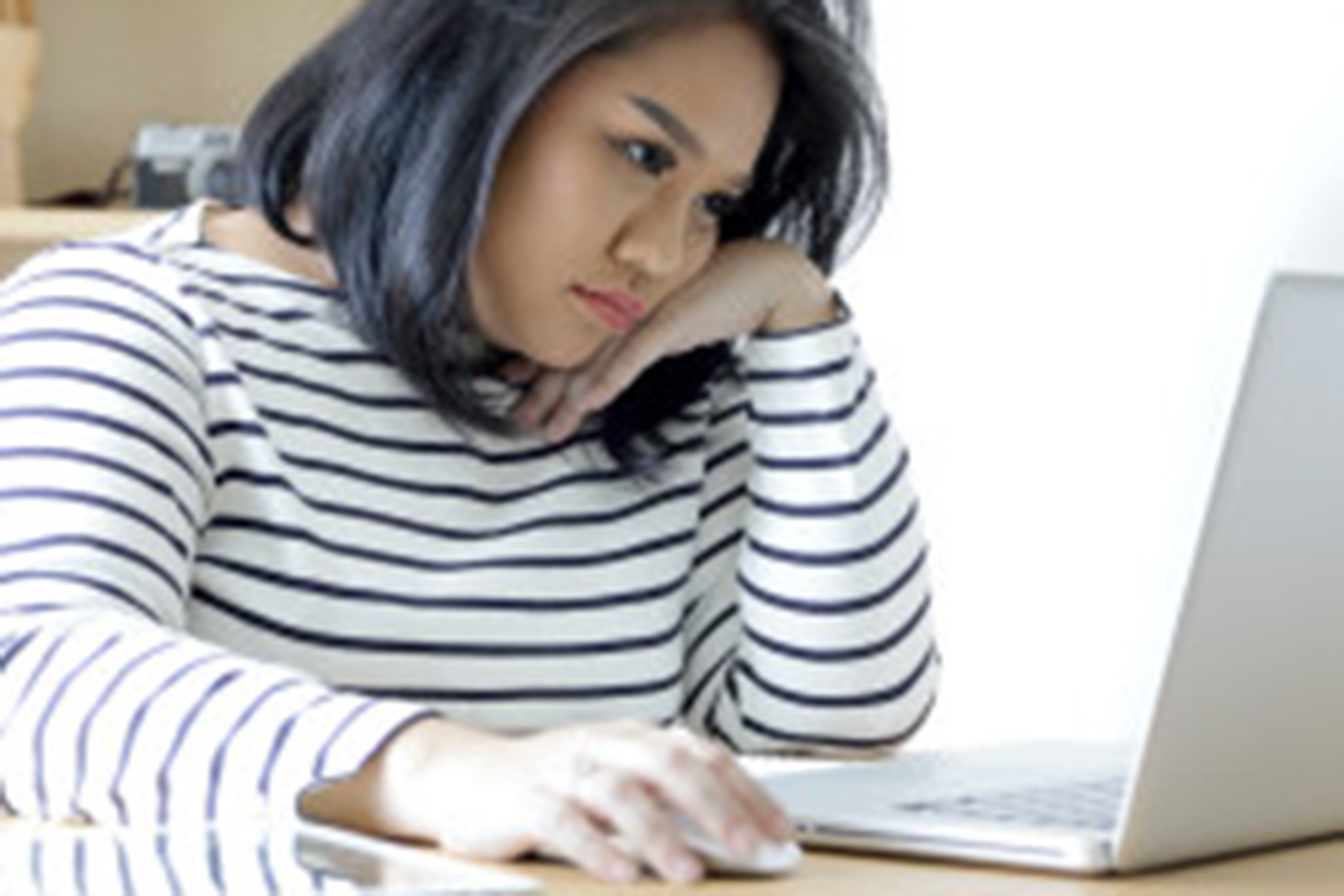 女子用笔记本电脑工作