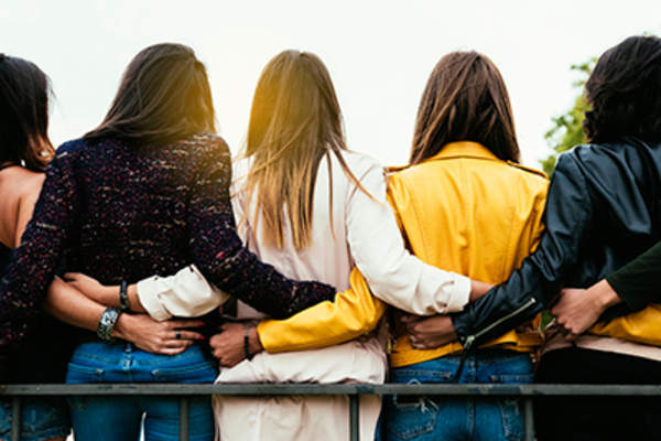 妇女与周围互相武器。