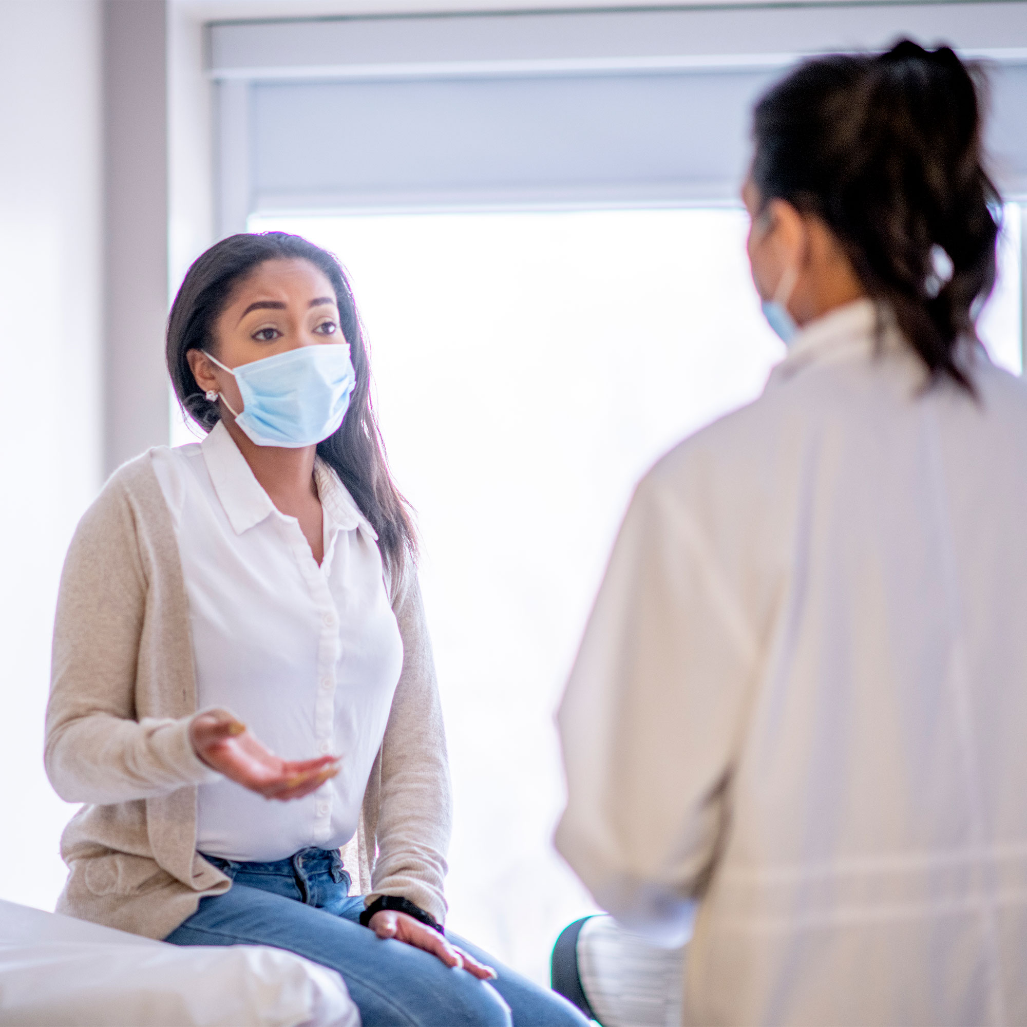 一位病人和她的医生谈话