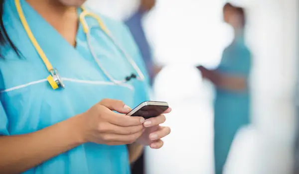 医疗专业人员使用智能手机。