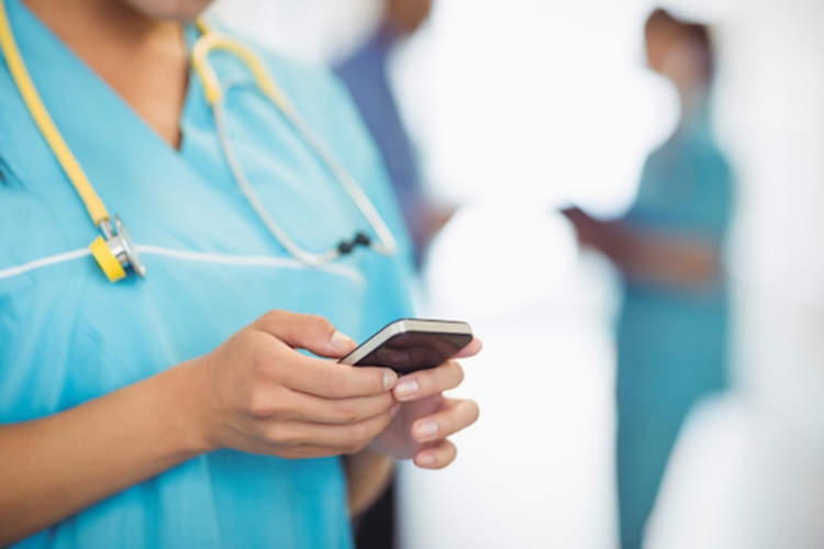 护士在医院使用手机。