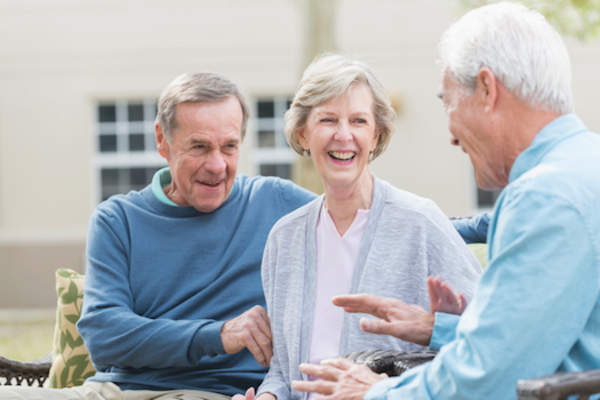 一群老人在说话