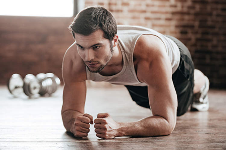 男子做一块木板。