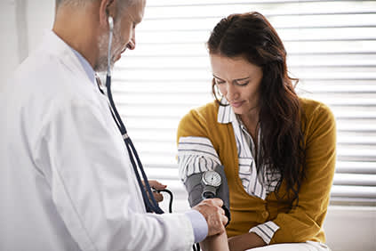 医生测量患者的血压。