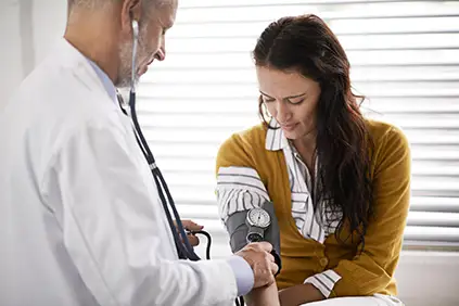 医生为病人测量血压。