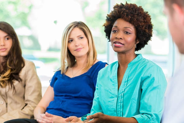 成年人互相交谈,支持图像。