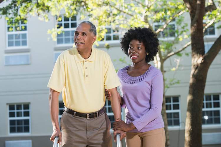 女儿和父亲一起散步,由父亲照顾。