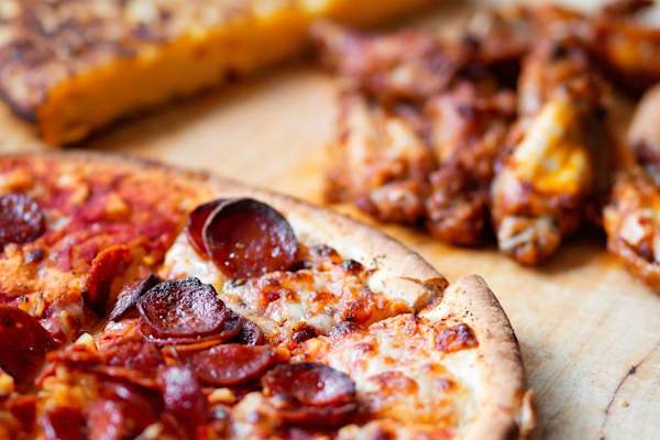 辣香肠比萨饼和鸡翅