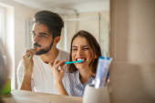 情侣刷牙在一起