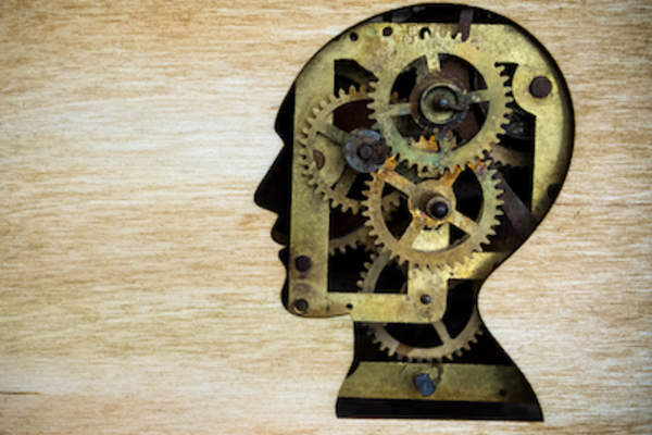 认知障碍概念,由生锈的金属齿轮制成的大脑模型。