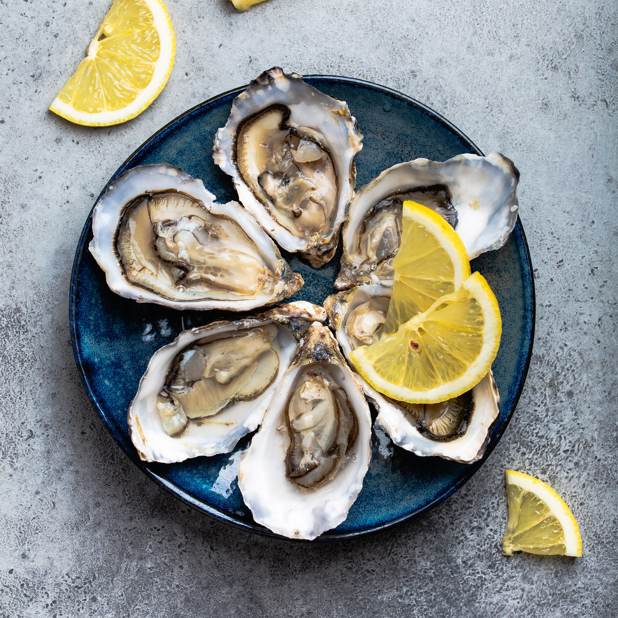 一盘牡蛎和柠檬片的俯视图