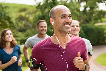 快乐、健康的男人和一群跑步者一起慢跑。
