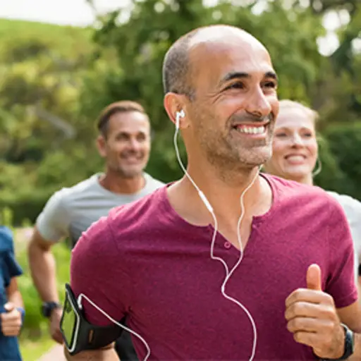 快乐、健康的男人和一群跑步者一起慢跑。