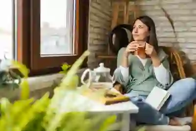 一个女人喝茶和看窗外