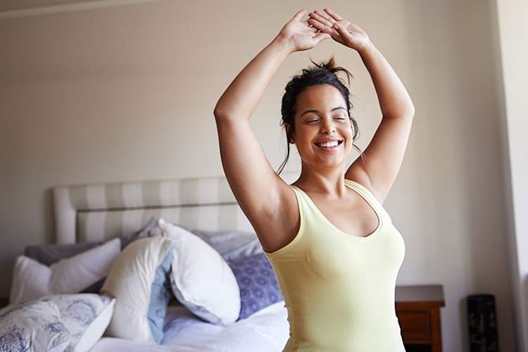 快乐的女人醒来感觉很放松。