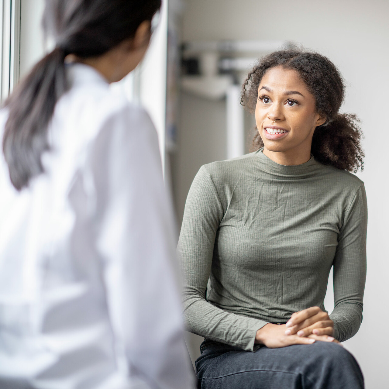 一个年轻的女人和她的医生说话